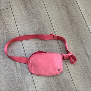 Lululemon pink belt bag 💕